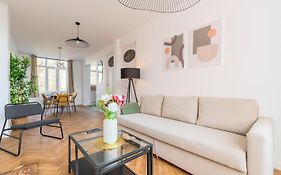 Charming Through-Apartment Renovated And Equipped!
